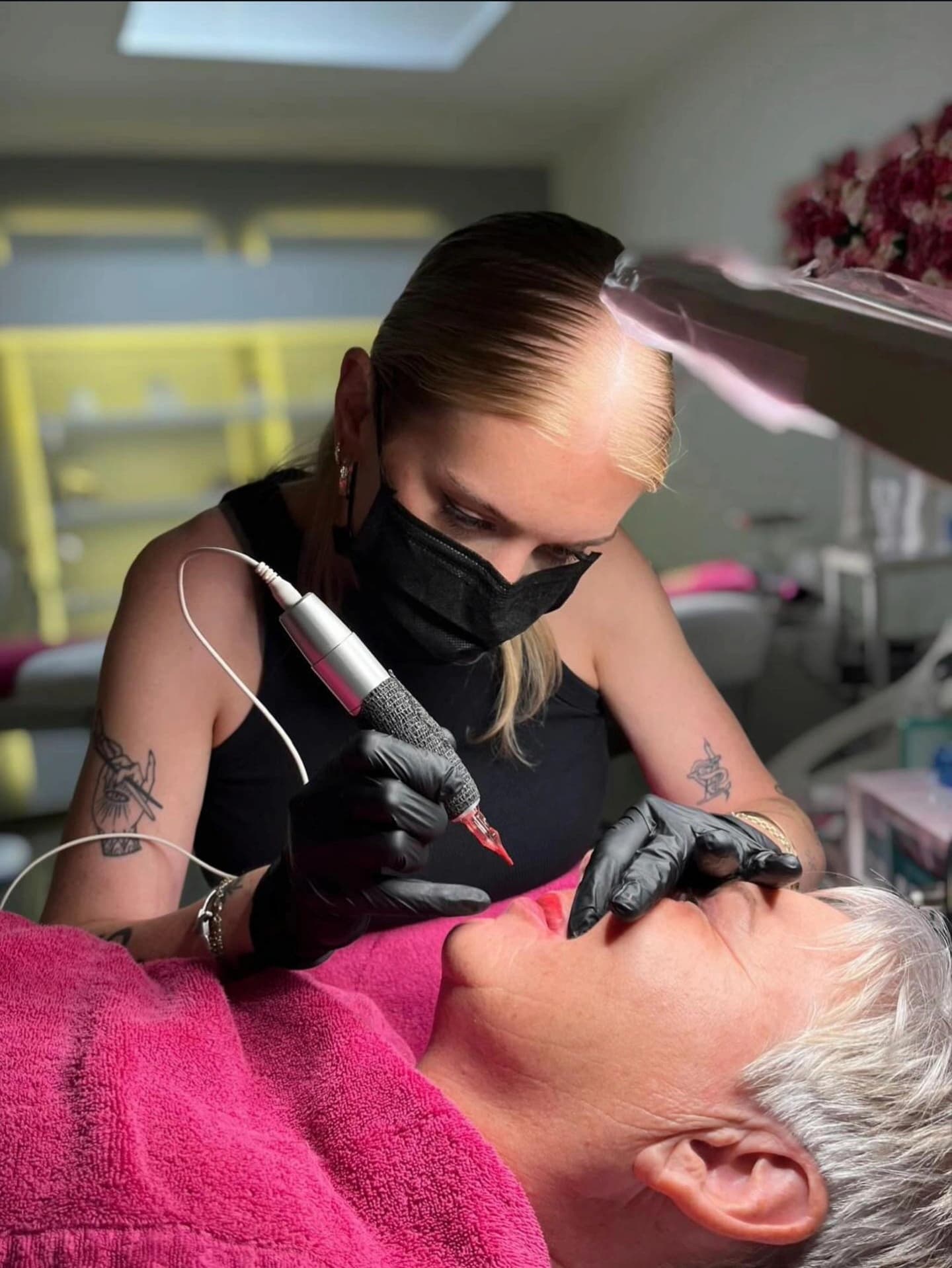 Gründerin bei der Arbeit · Präzisions-Lippenpigmentierung